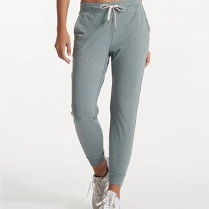 Vuori Women’s Performance Jogger pants in Stormy Heather XS